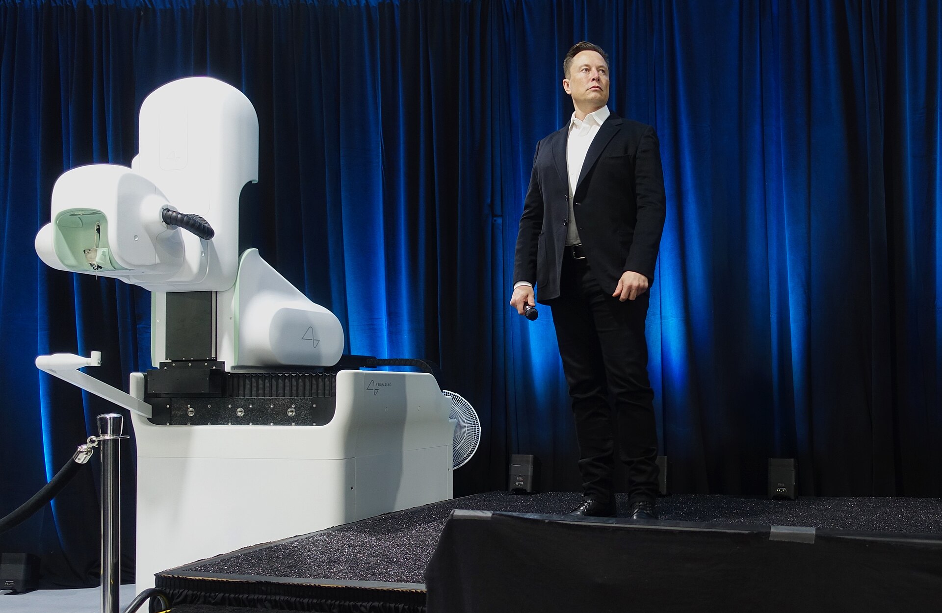 2020 年埃隆·马斯克站在 Neuralink 手术机器人旁