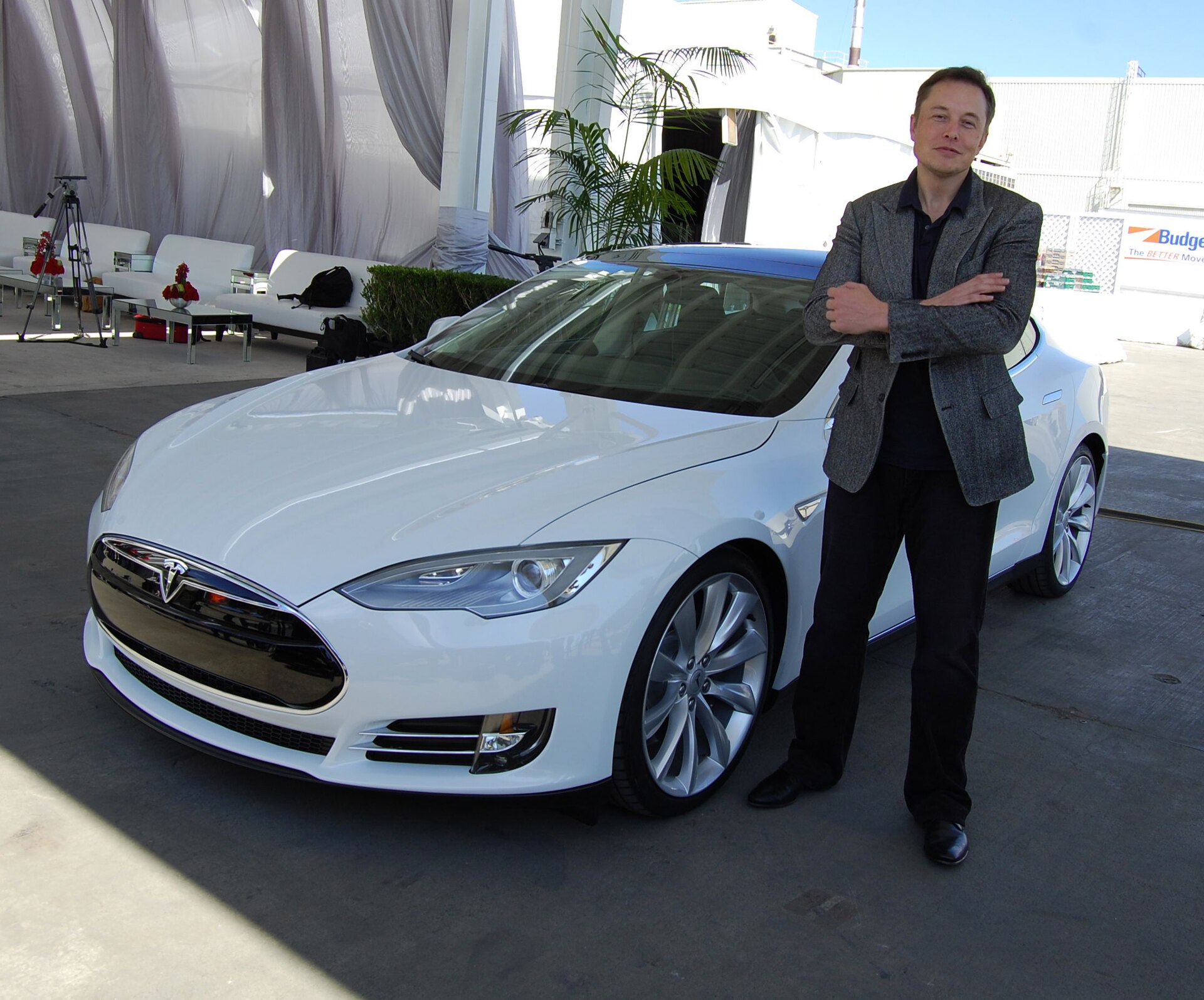 2011 年埃隆·马斯克站在白色 Model S 旁